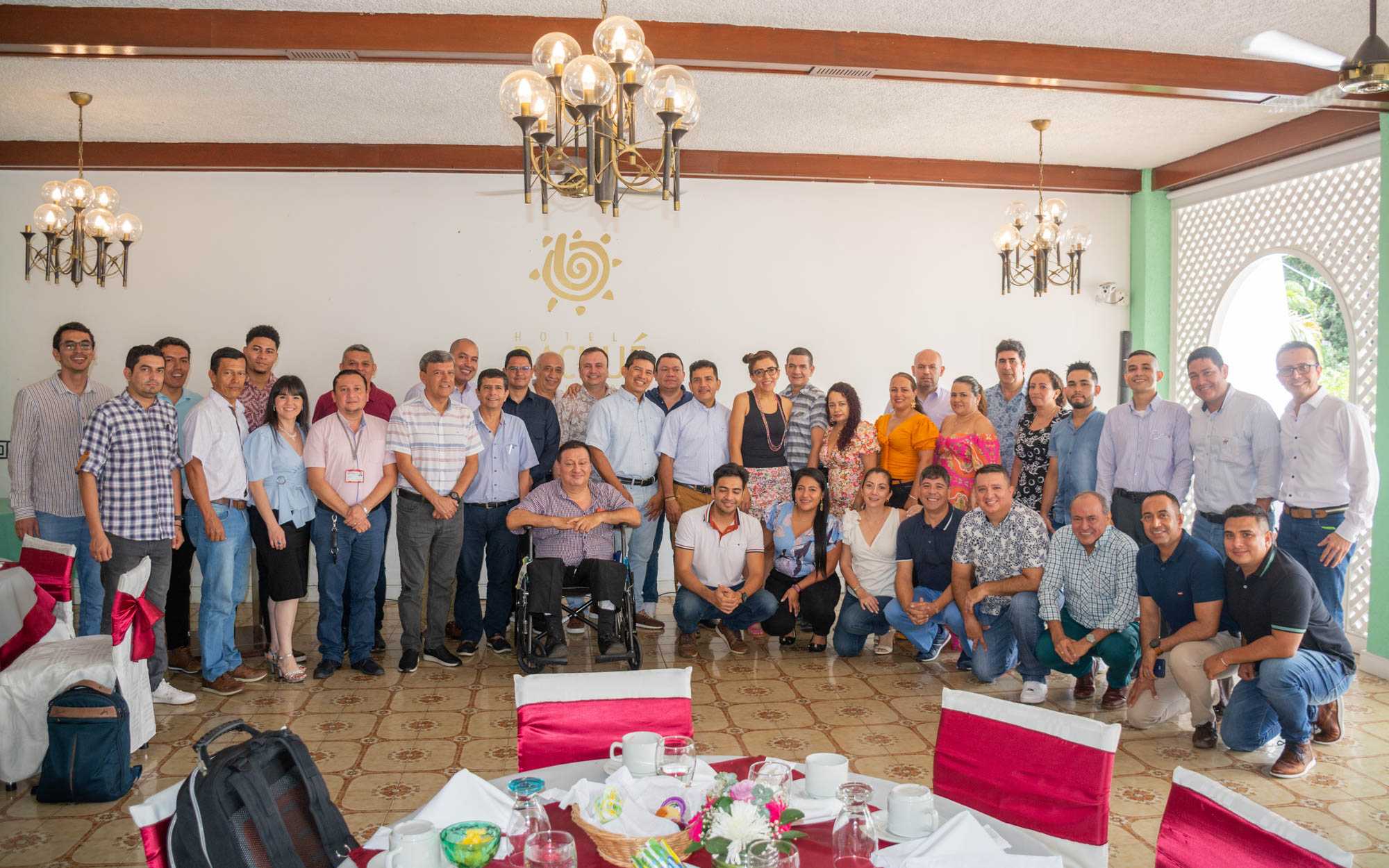 Una foto que muestra a los asistentes a la celebración del día del docente, celebrado por la universidad piloto de colombia seccional del alto magdalena en el hotel Bachué de Girardot.