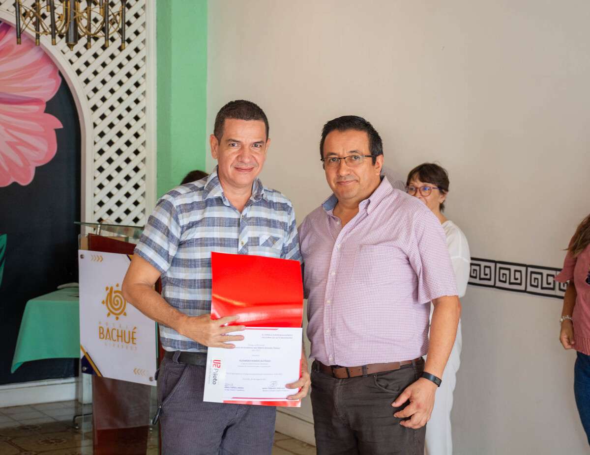 Una foto que muestra a un docente galardonado durante la celebración del día del docente, celebrado por la universidad piloto de colombia seccional del alto magdalena en el hotel Bachué de Girardot.