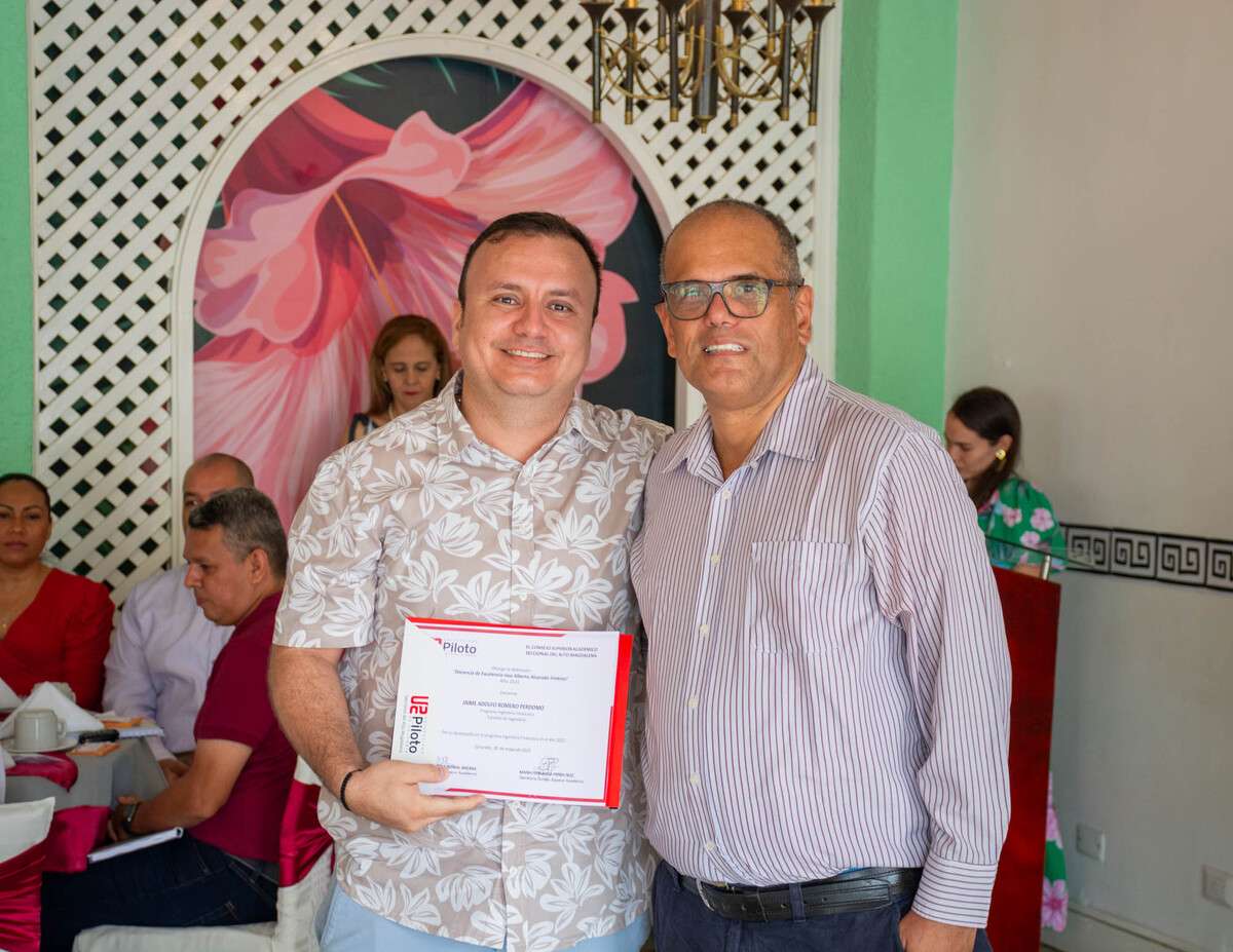 Una foto que muestra a un docente galardonado durante la celebración del día del docente, celebrado por la universidad piloto de colombia seccional del alto magdalena en el hotel Bachué de Girardot.