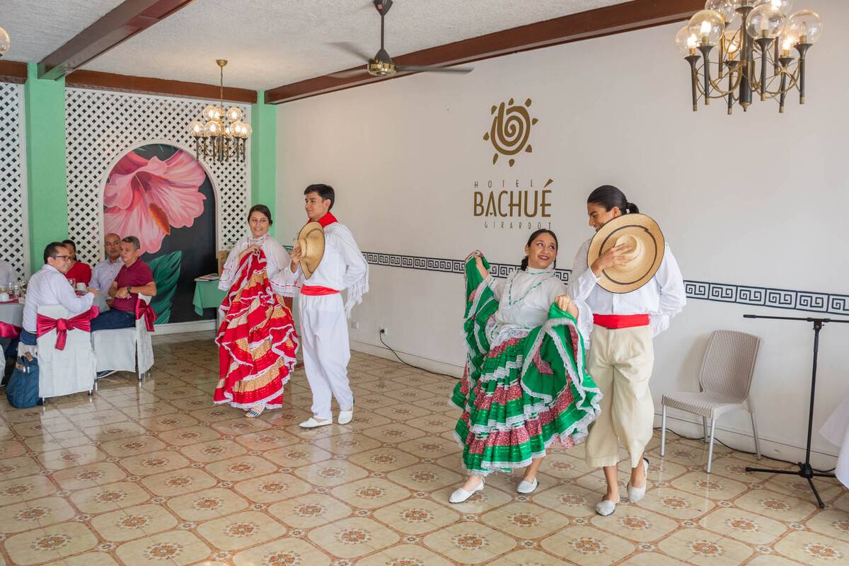 Una foto que muestra la celebración del día del docente, celebrado por la universidad piloto de colombia seccional del alto magdalena en el hotel Bachué de Girardot.