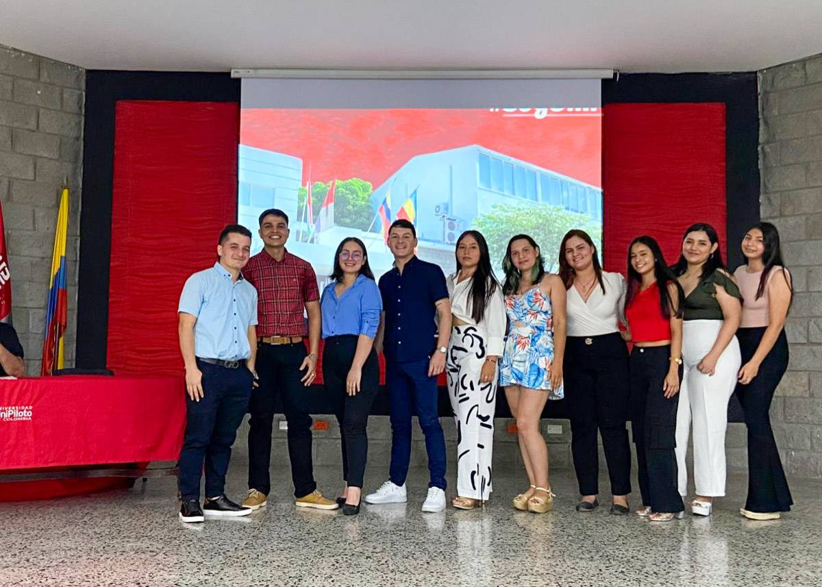 una foto del los estudiantes en el estrato durante el evento del encuentro nacional de estudiantes de contaduría pública, en el auditorio de la Universidad Piloto de Colombia Seccional del alto magdalena-