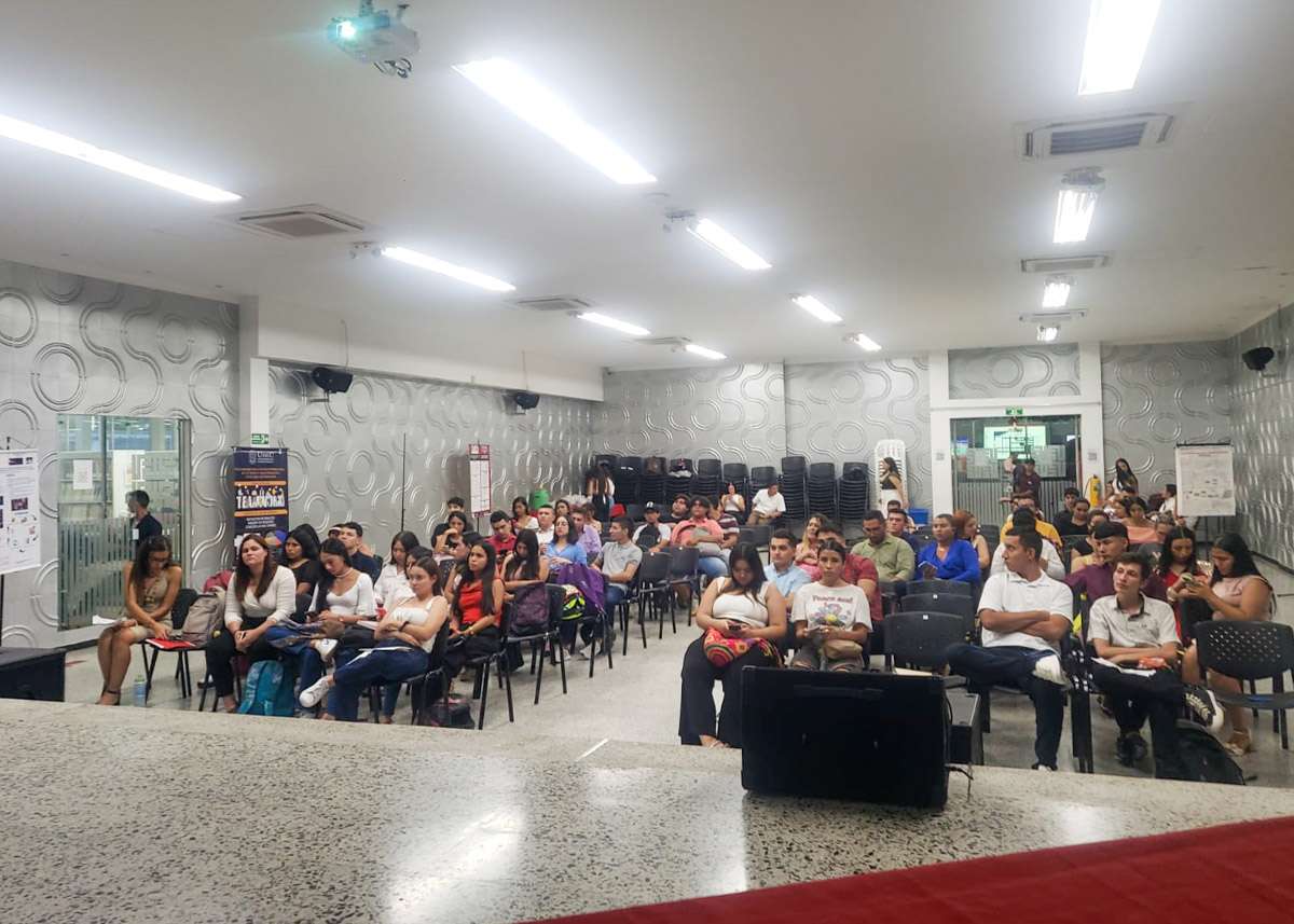 una foto del público asistente del evento del encuentro nacional de estudiantes de contaduría pública, en el auditorio de la Universidad Piloto de Colombia Seccional del alto magdalena-