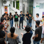 una foto que muestra a los aspirantes a estudiantes de la UniPiloto, en una actividad de integración.