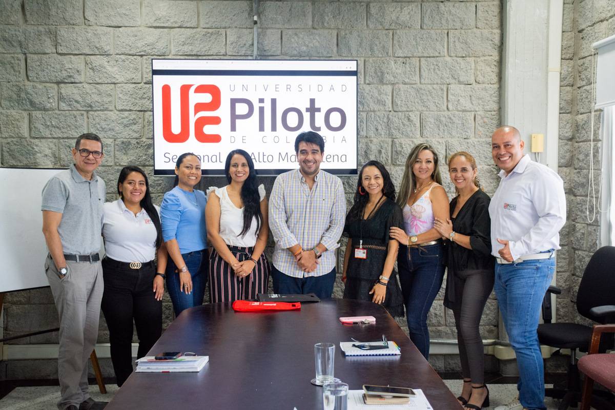 Una fotografía que muestra al alcalde de Girardot, Salomón Said Arias, reunido con el equipo de trabajo de la Universidad Piloto de Colombia Seccional del Alto Magdalena. Todos están posando para la cámara. Muy sonrientes.