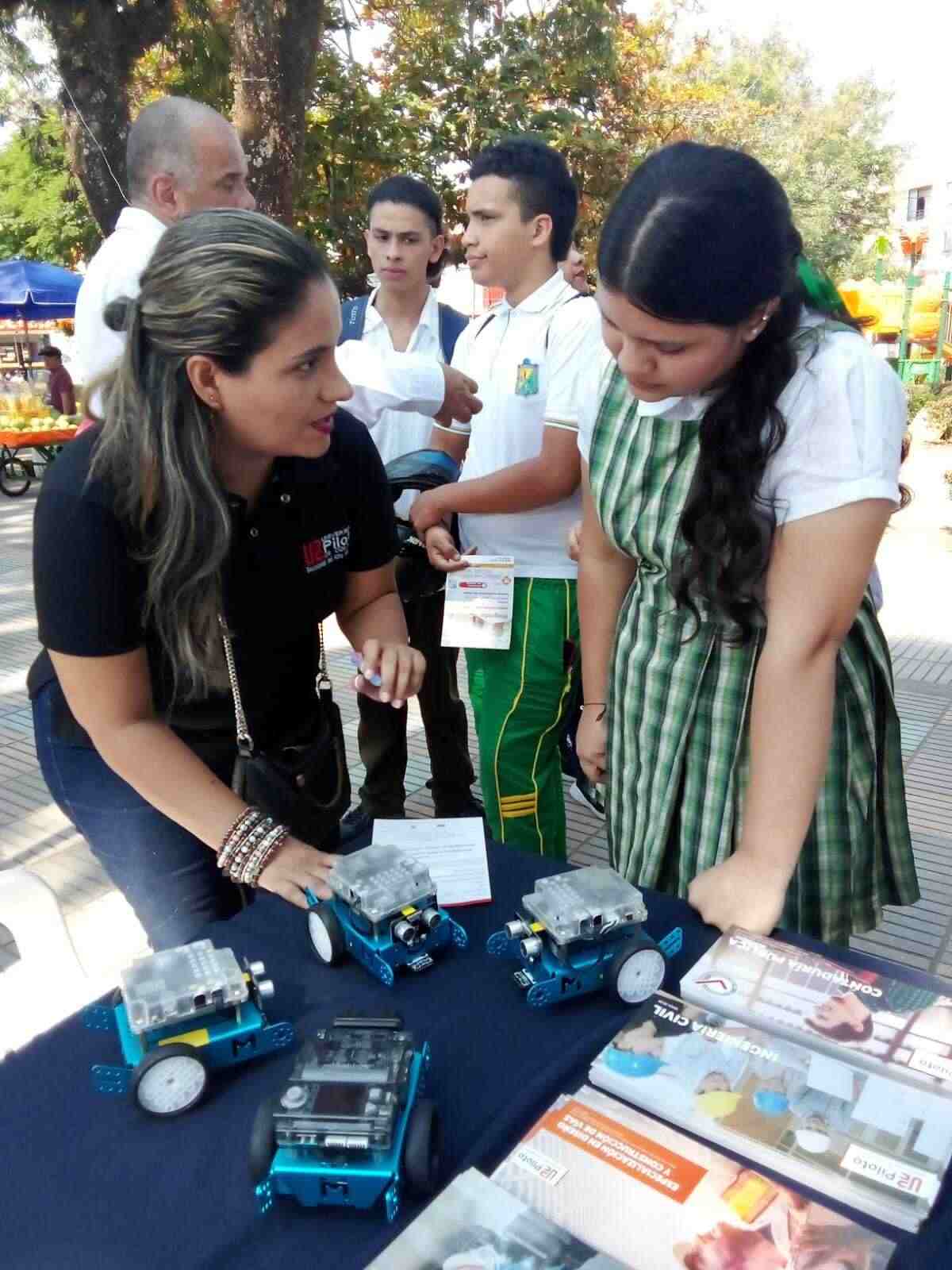 Una fotografía que muestra a la directora Leidy Paola Cruz B., brindando una charla a estudiantes del municipio de Chaparral, en el parque central del municipio.
