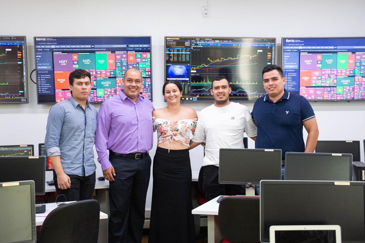 Una fotografía que muestra a estudiantes del programa de Ingeniería Financiera de la Universidad Piloto de Colombia, Seccional del Alto Magdalena en el Punto Bolsa de Valores de Colombia.