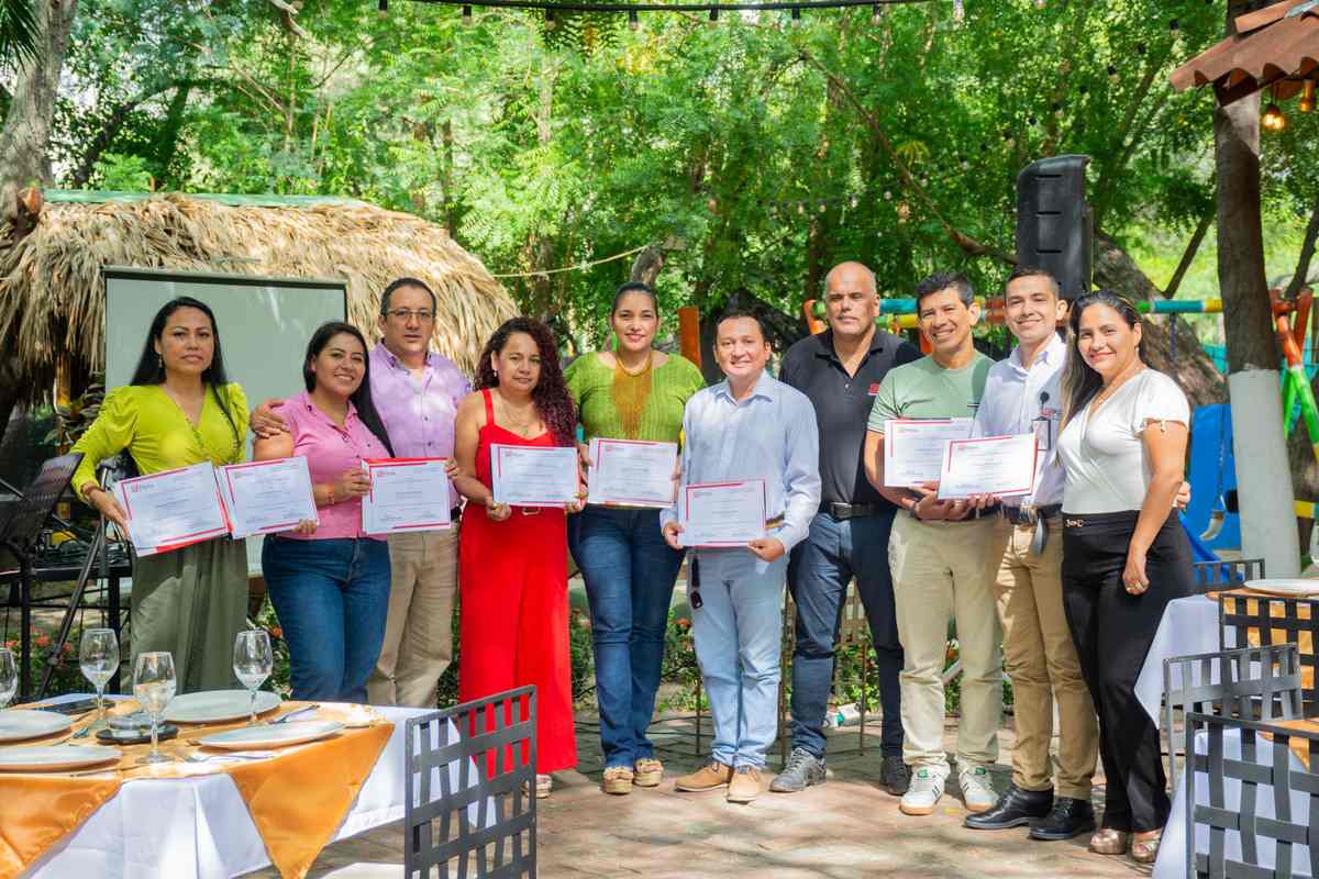 Una fotografía que muestra a los docentes que obtuvieron el reconocimiento Docencia de Excelencia por su excelente resultado en la evaluación docente del 2023, de la Universidad Piloto de Colombia, Seccional del Alto Magdalena en Girardot.
