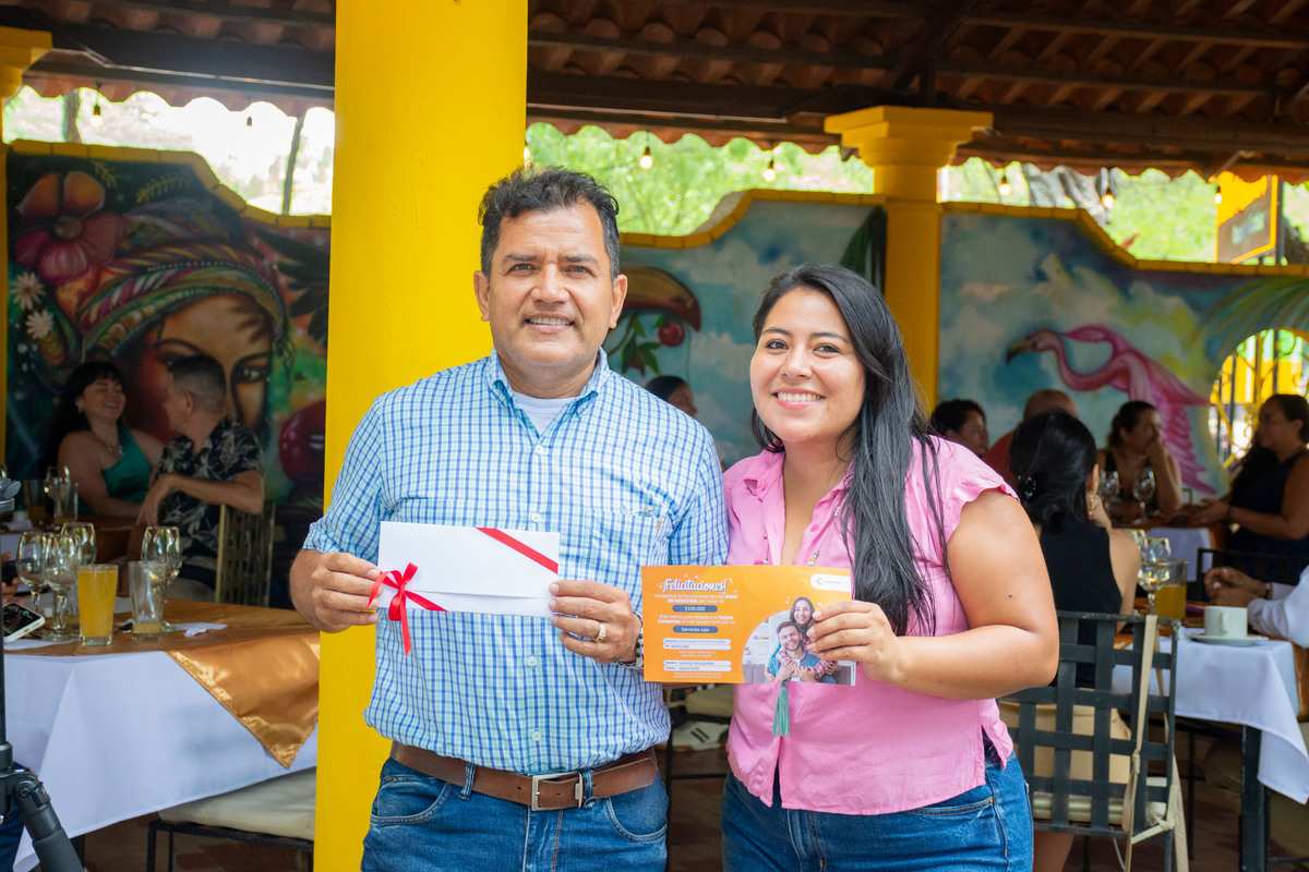Una fotografía de dos docentes que recibieron unos premios durante la celebración del día del docente de la Universidad Piloto de Colombia, Seccional del Alto Magdanela.