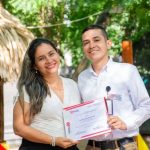 Una fotografía que muestra al docente William Javier Villalba, que obtuvo el reconocimiento Docencia de Excelencia por su excelente resultado en la evaluación docente del 2023, durante la celebración del día del docente de la Universidad Piloto de Colombia, Seccional del Alto Magdanela.