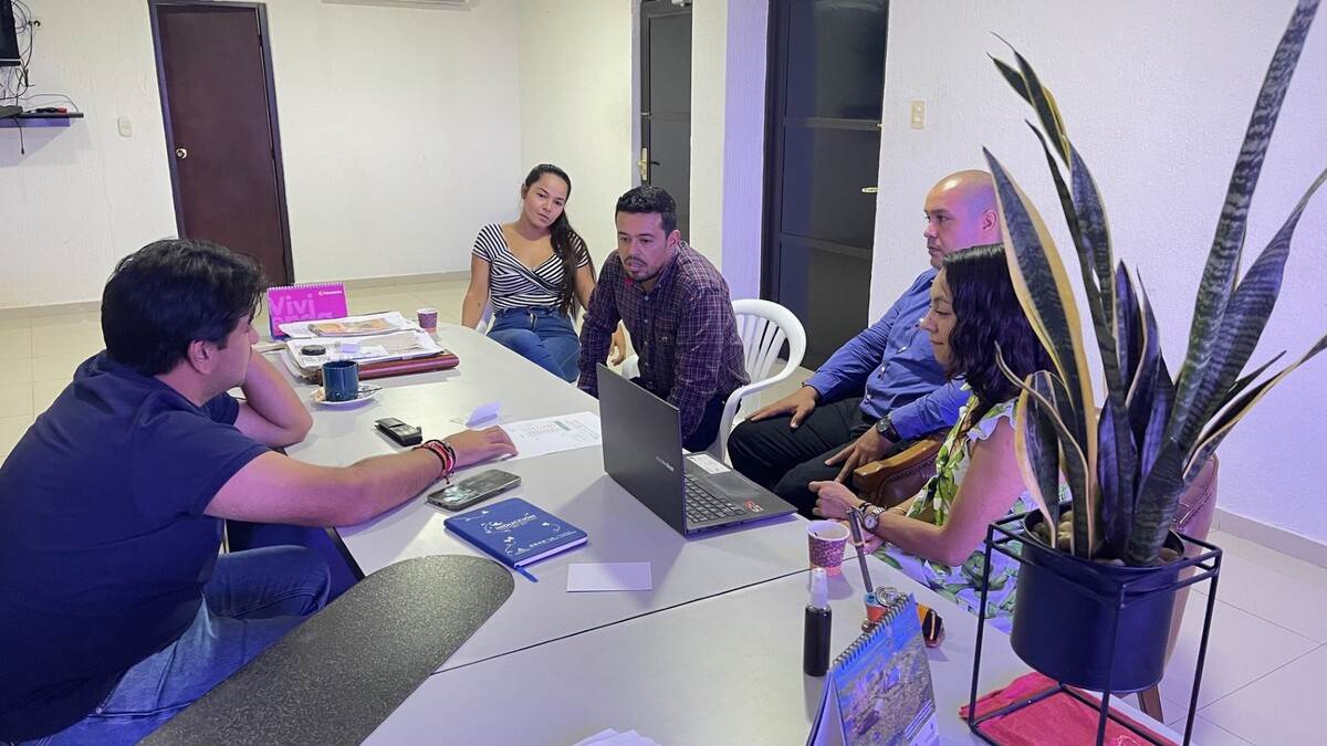 una fotografía que muestra al alcalde de Girardot, Salomón Said Arias reunido con el equipo de trabajo de la Universidad Piloto de Colombia.