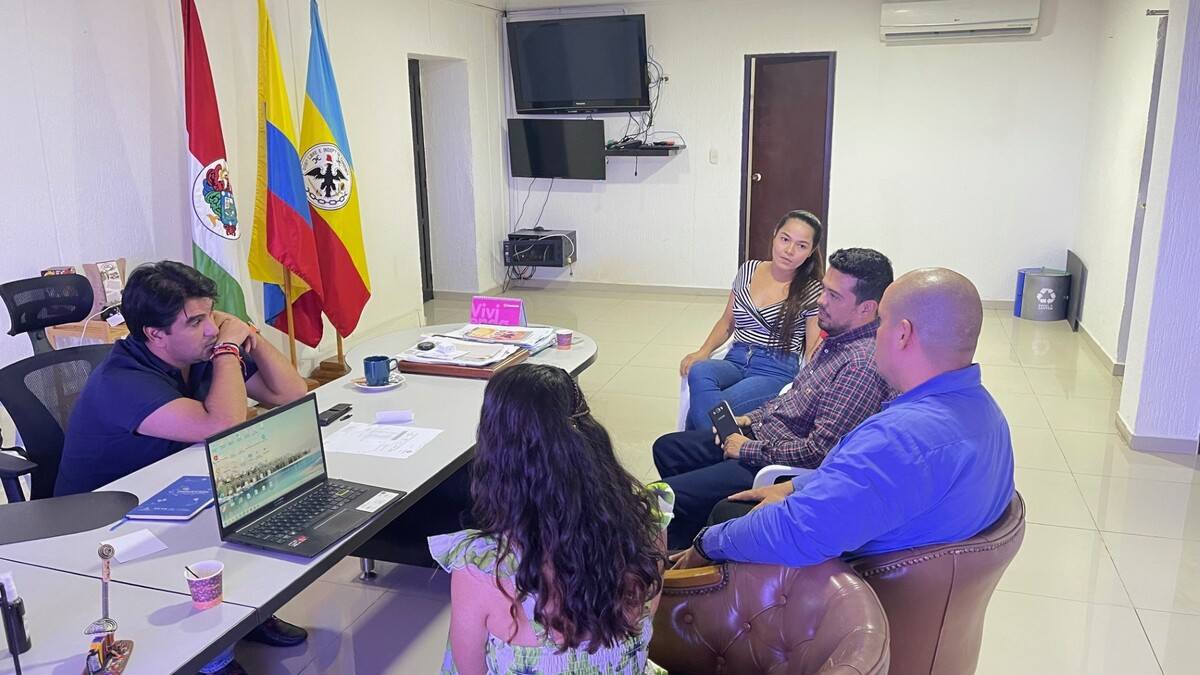 una fotografía que muestra al alcalde de Girardot, Salomón Said Arias reunido con el equipo de trabajo de la Universidad Piloto de Colombia.