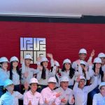 Imposición de cascos, ceremonia en la universidad Piloto de Colombia en Girardot. Una fotografía que muestra a los estudiantes de ingeniería civil posando con sus uniformes y cascos con el logo de la universidad., todos están posando y alegres.