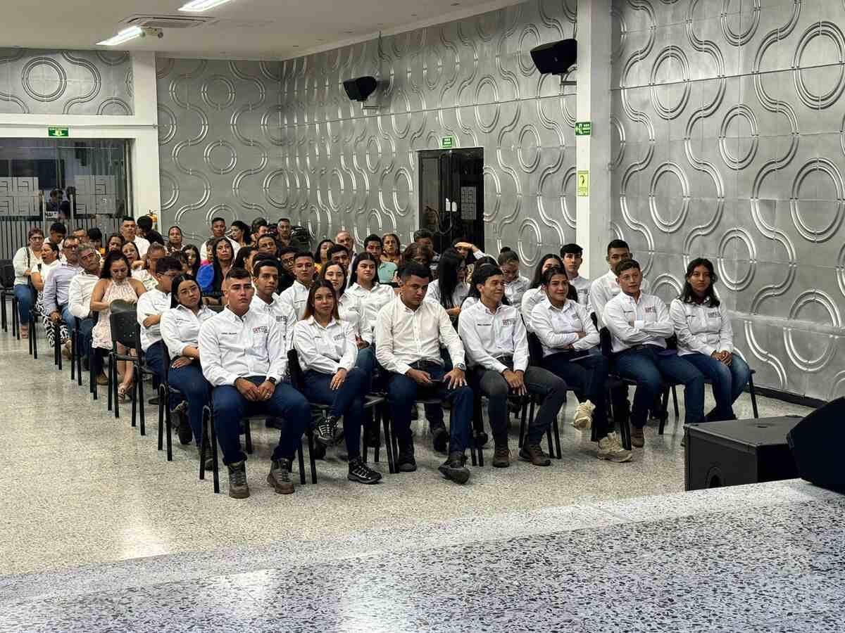 Imposición de cascos, ceremonia en la universidad Piloto de Colombia en Girardot. Una fotografía que muestra a los estudiantes de ingeniería civil posando con sus uniformes, esperando a que la ceremonia empezara.
