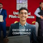 una foto que muestra a Juan Diego Poveda, estudiante de la unipiloto sonrriente, sobre la foto de ven las palabras "excelencia y compromiso"