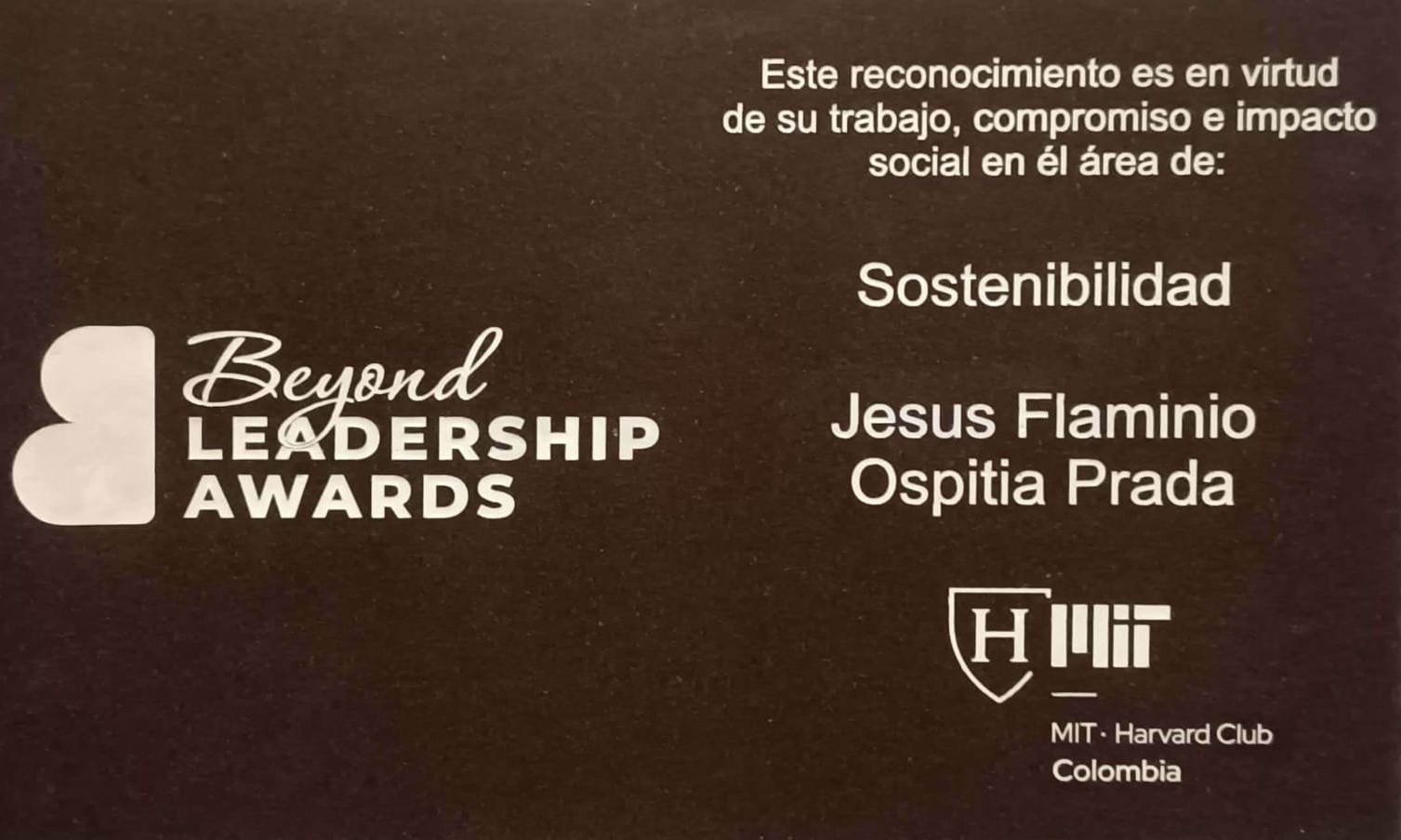 Foto del reconocimiento Beyond Leadership por el MIT Harvard Club Colombia