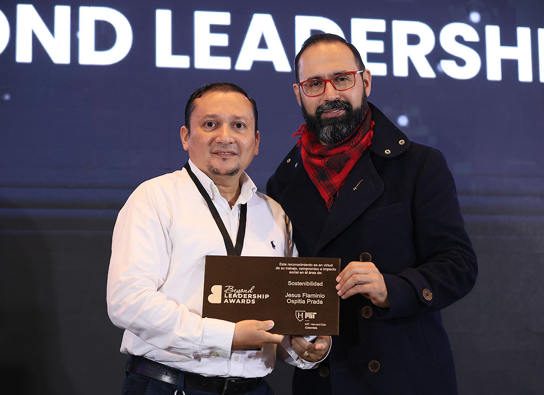 Foto del docente Jesus Flaminio recibiendo el reconocimiento Beyond Leadership por el MIT Harvard Club Colombia