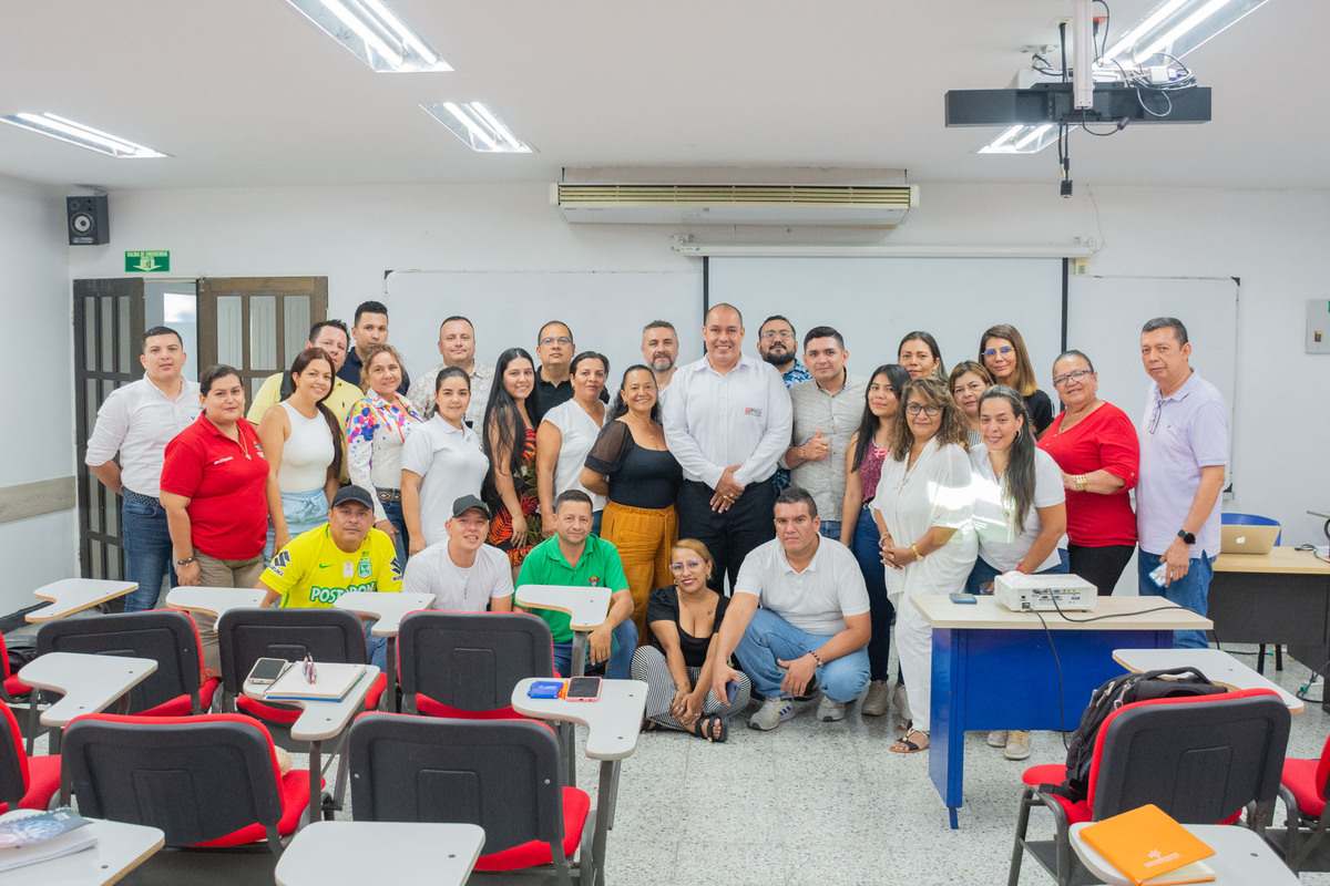 Una fotografía del equipo de la Alcaldía Municipal de Girardot, tomando el Curso en Gestión y Administración Pública, en la Universidad Piloto de Colombia, Seccional del Alto Magdalena.