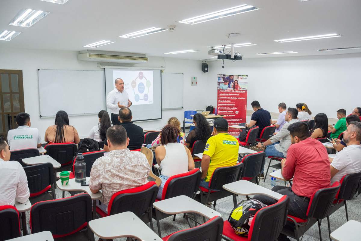 Una fotografía del equipo de la Alcaldía Municipal de Girardot, tomando el Curso en Gestión y Administración Pública, en la Universidad Piloto de Colombia, Seccional del Alto Magdalena.