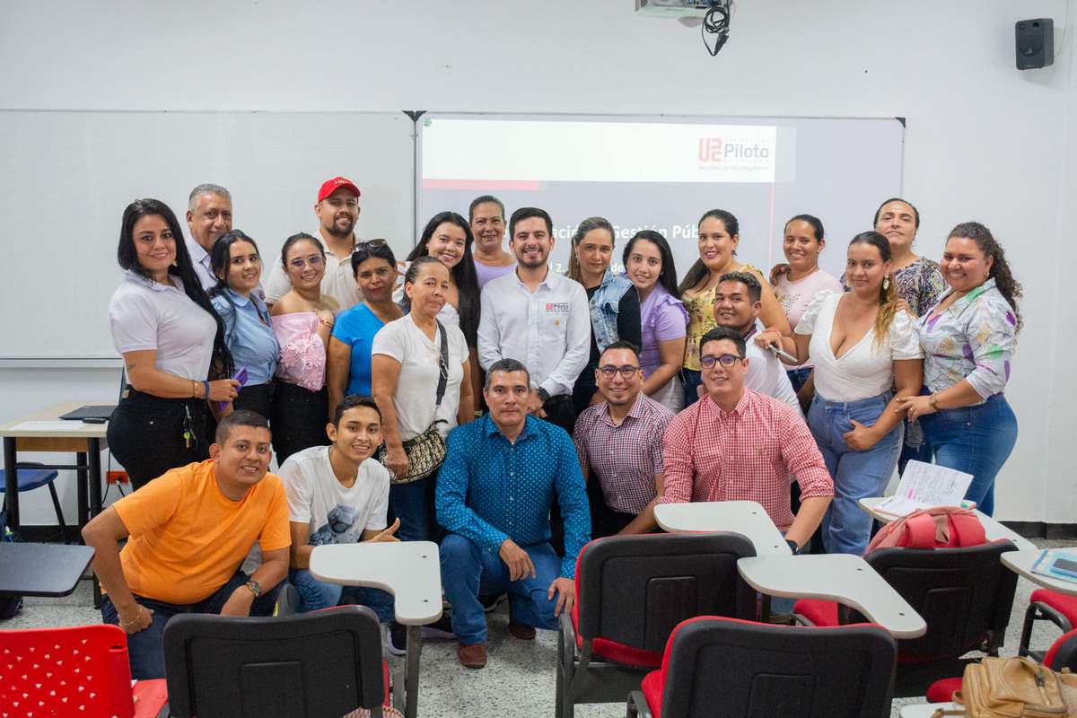 Una fotografía del equipo de la Alcaldía Municipal de Girardot, tomando el Curso en Gestión y Administración Pública, en la Universidad Piloto de Colombia, Seccional del Alto Magdalena.