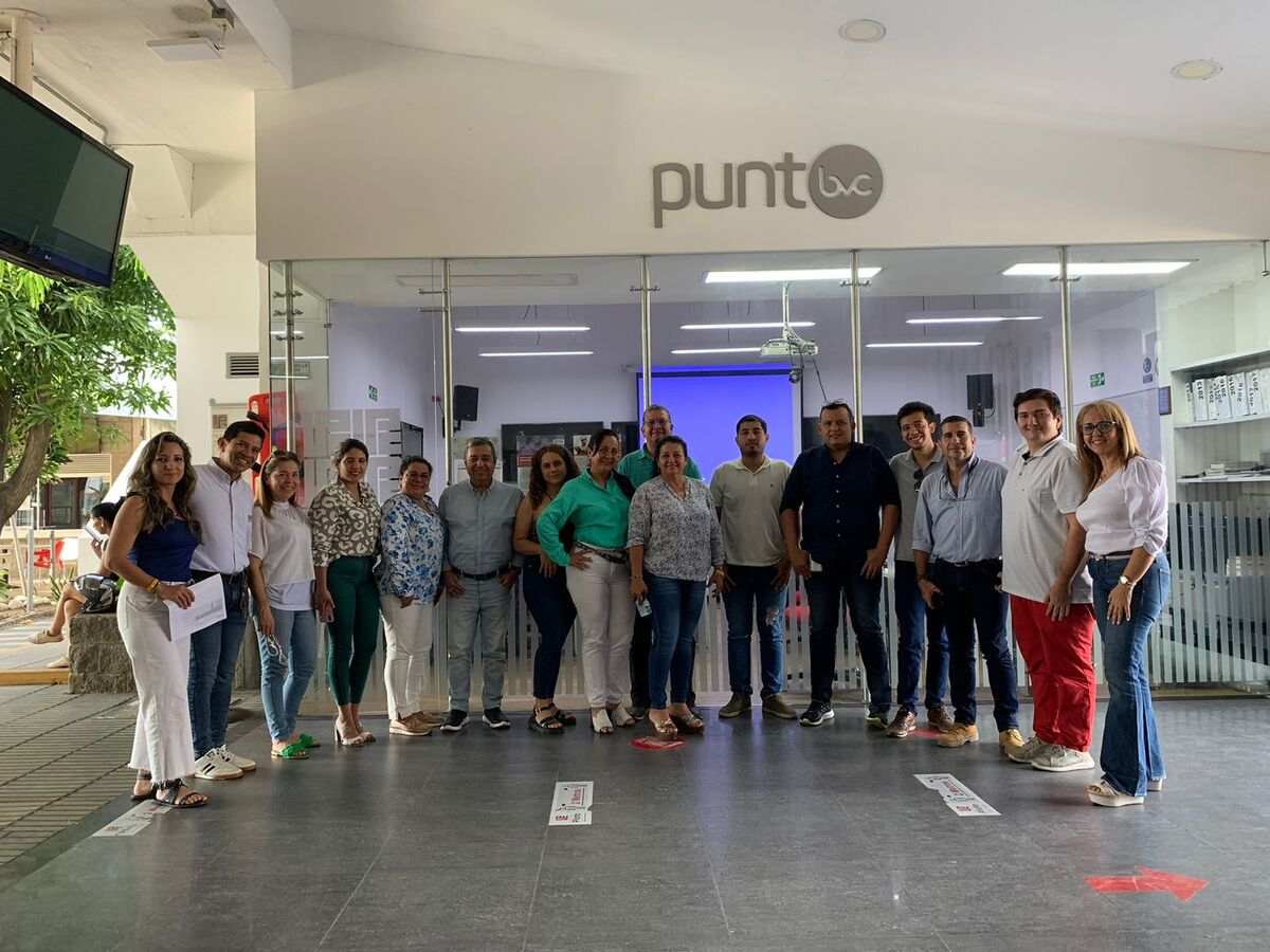 Una fotografía del equipo de la Alcaldía Municipal de Girardot, tomando el Curso en Gestión y Administración Pública, en la Universidad Piloto de Colombia, Seccional del Alto Magdalena.