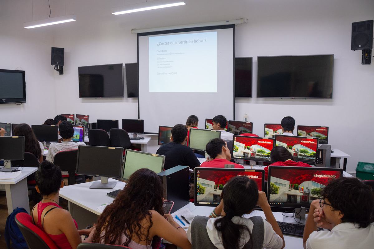 Foto de los estudiantes de colegios de la comuna 2 de Girardot, en capacitación sobre innovación financiera en el Punto Bolsa de Valores de Colombia.