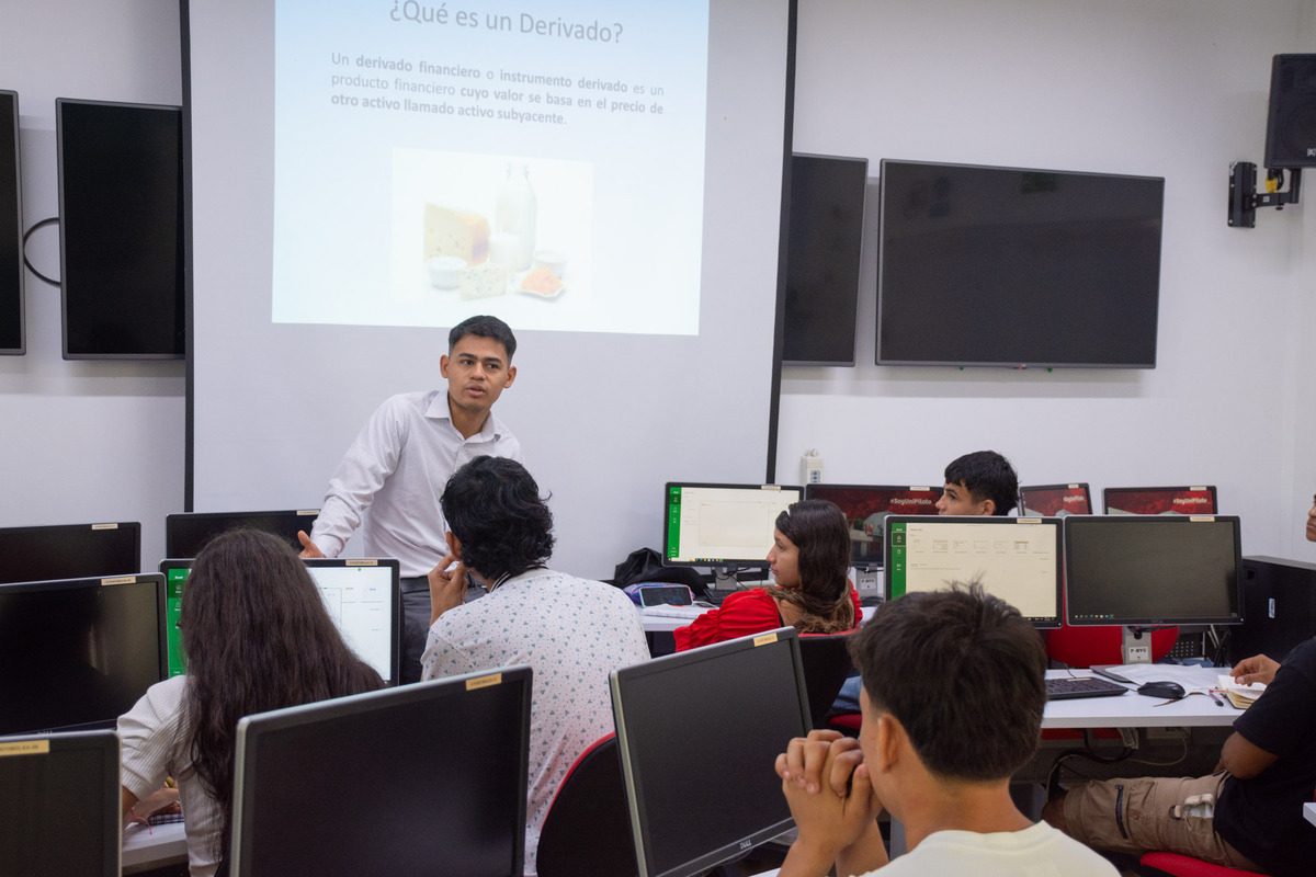 Foto de los estudiantes de colegios de la comuna 2 de Girardot, en capacitación sobre innovación financiera en el Punto Bolsa de Valores de Colombia.