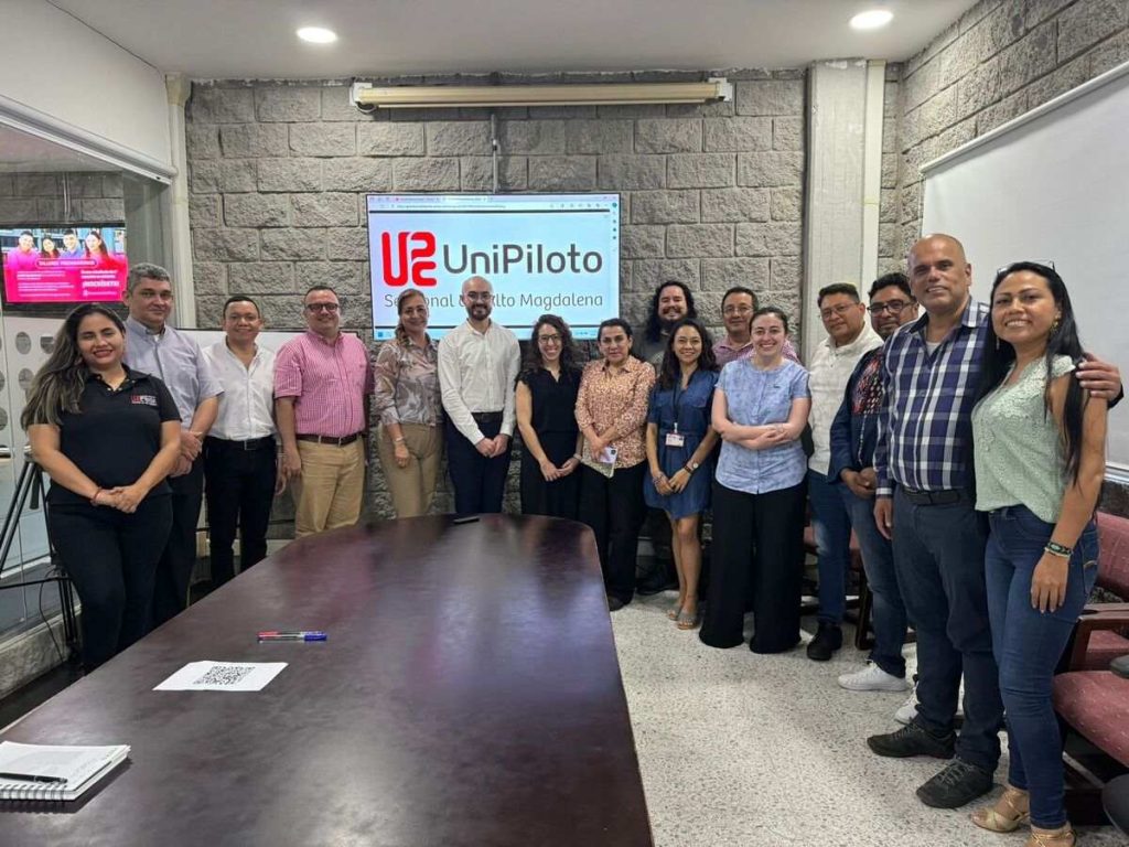 Una foto de los participantes al evento del Coloquio Sobre Venta Informal llevado a cabo en la Universidad Piloto de Colombia, Seccional del Alto Magdalena, en Girardot.