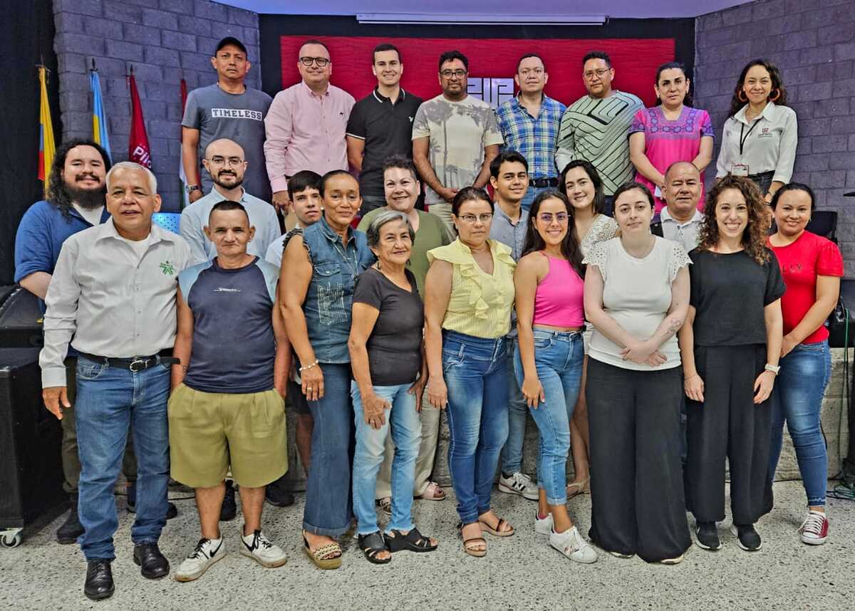 Una foto de los participantes al evento del Coloquio Sobre Venta Informal llevado a cabo en la Universidad Piloto de Colombia, Seccional del Alto Magdalena, en Girardot.