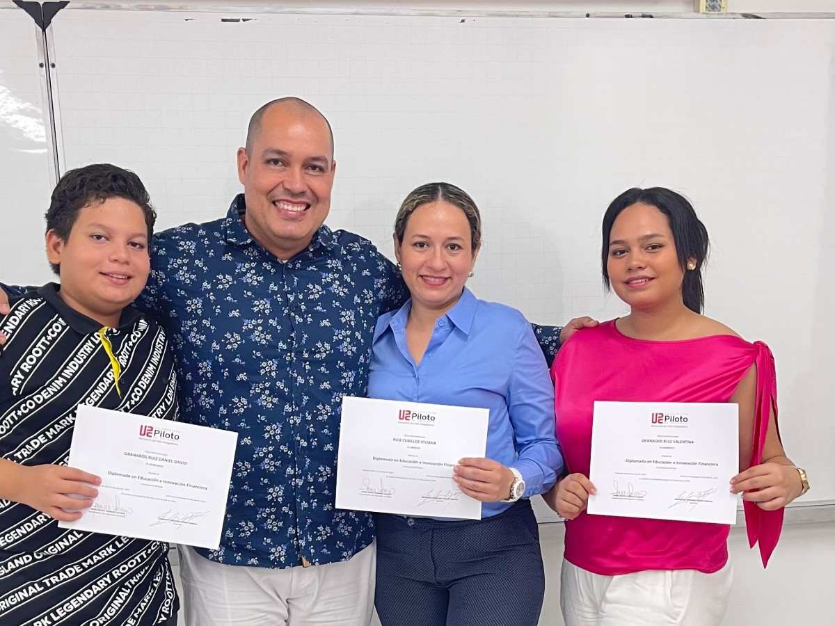 Una fotografía que muestra al docente organizador del curso junto a 2 de las jóvenes certificados.