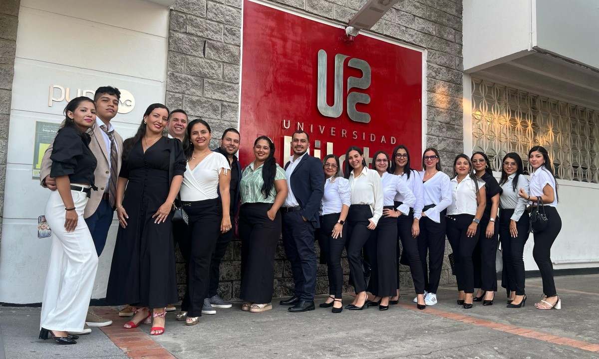 Una fotografía que muestra a estudiantes y docentes del Programa de Contaduría Pública de la Universidad Piloto de Colombia. Ubicada en Girardot.