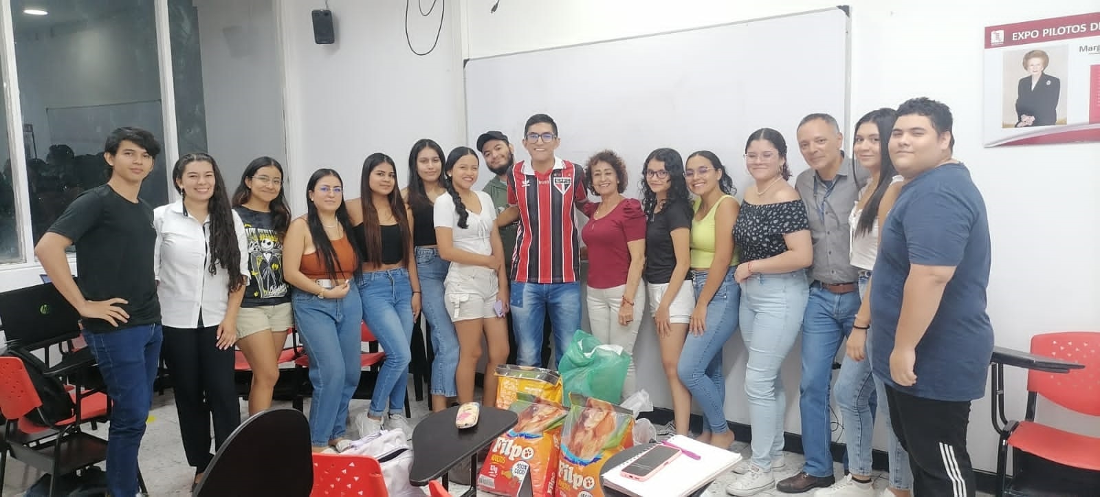 Una foto de los estudiantes que realizaron la donación de comida para animales al albergue de Girardot.