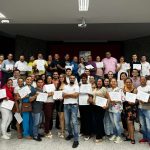 Una fotografía que muestra El grupo de actores sociales certificados gracias al curso en Gestión de Riesgo, impartido por la Universidad Piloto. En la foto se observan docenas de personas, posando con un certificado en la mano, todos muy sonrientes.