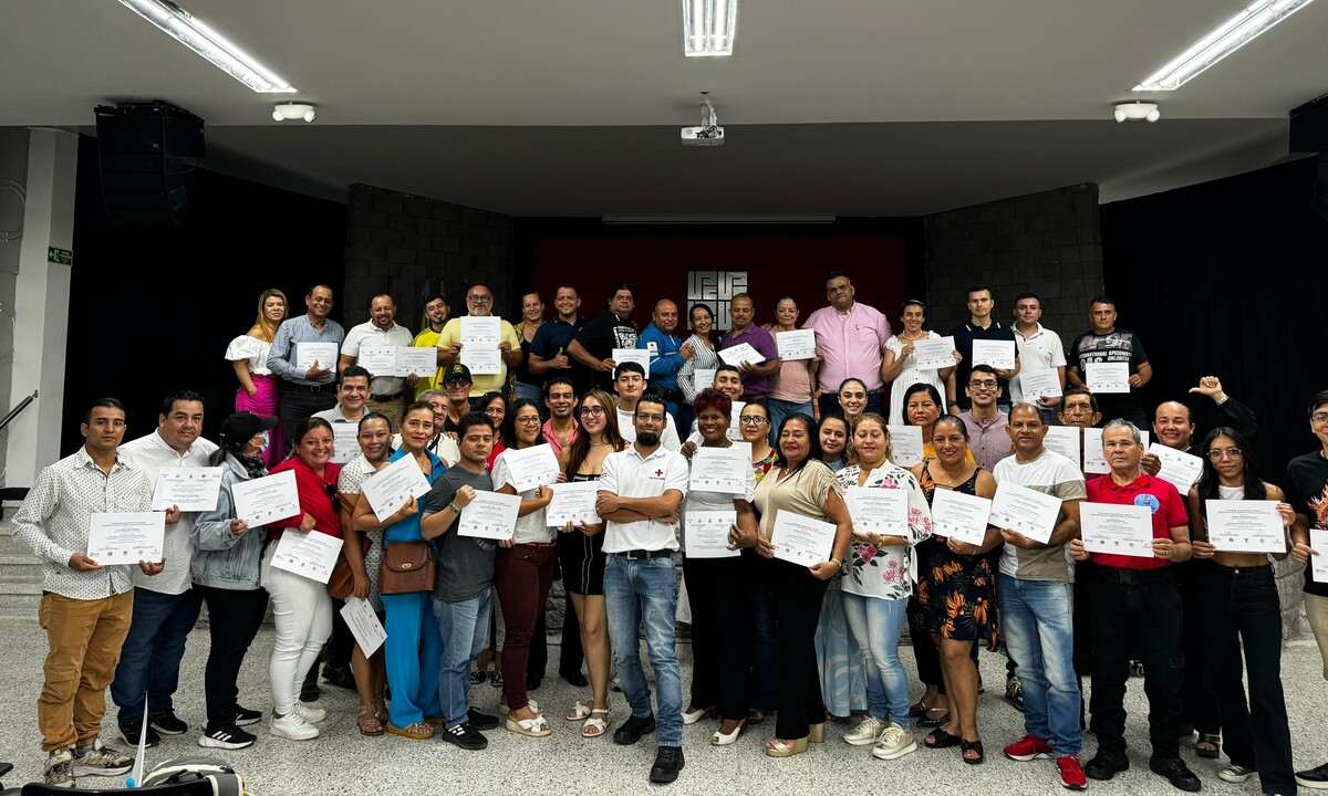 Una fotografía que muestra El grupo de actores sociales certificados gracias al curso en Gestión de Riesgo, impartido por la Universidad Piloto. En la foto se observan docenas de personas, posando con un certificado en la mano, todos muy sonrientes.