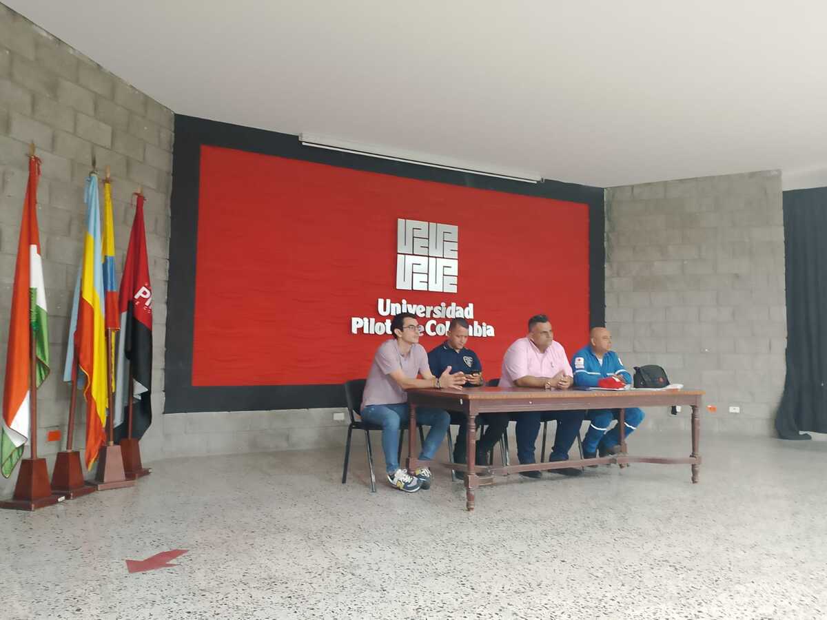 Una fotografía que muestra la mesa directiva durante la entrega de certificados del Curso en Gestión del Riesgo de Desastres, en ella se ven miembros de la Universidad, un representante de los Bomberos de Girardot y de la Cruz Roja.