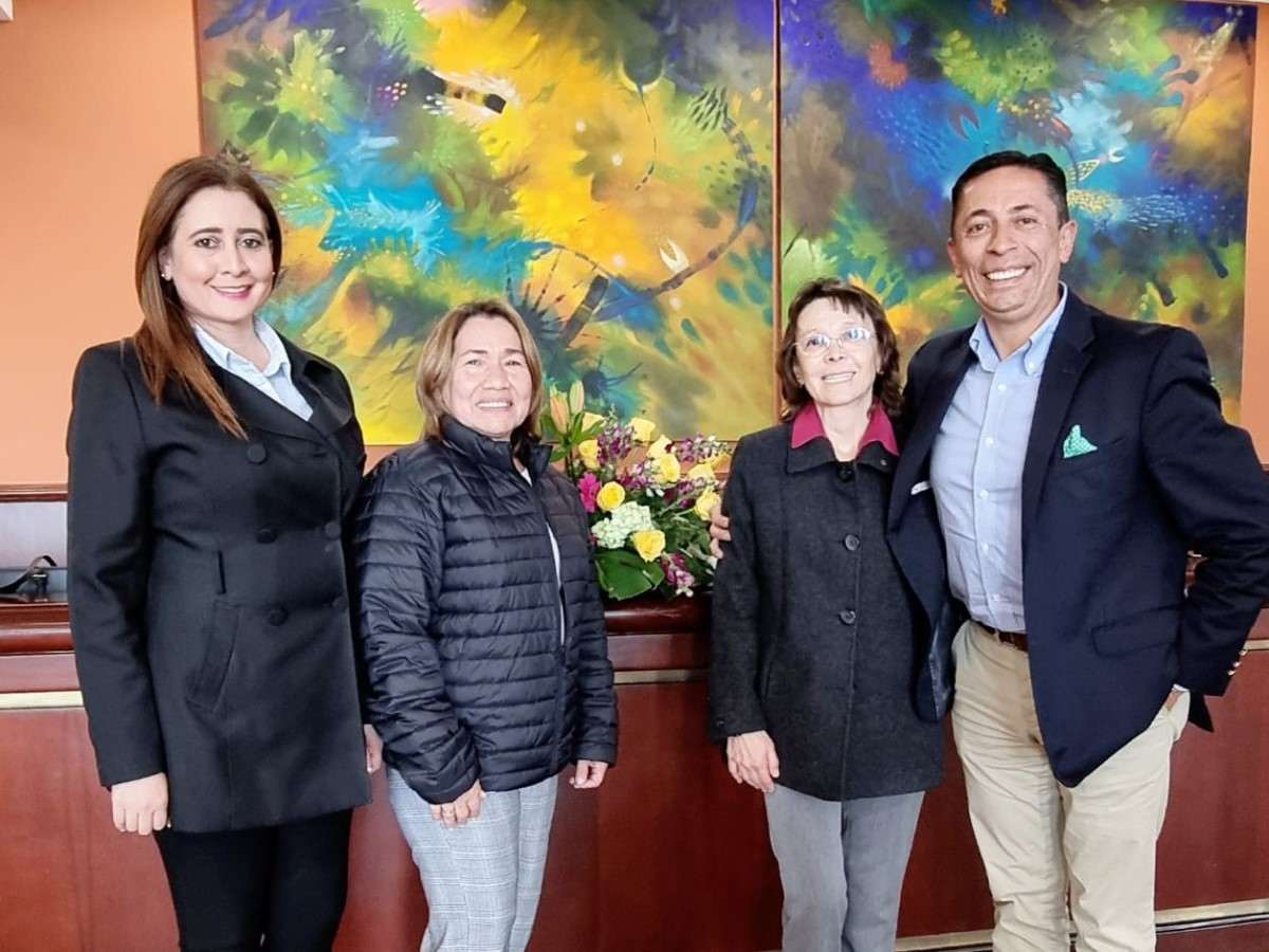 una foto con los asistentes a la reunión de la gobernación.