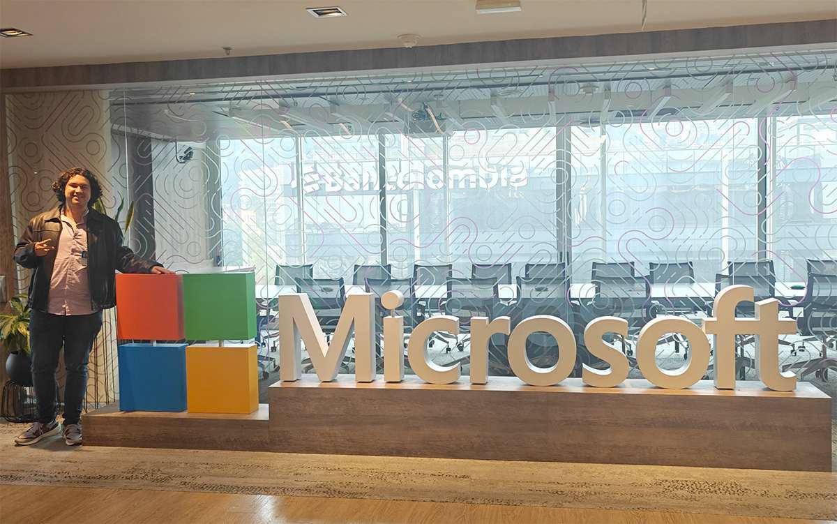 Manuel Eduardo Patarroyo, egresado de la Universidad Piloto, en las oficinas de Microsoft Colombia.