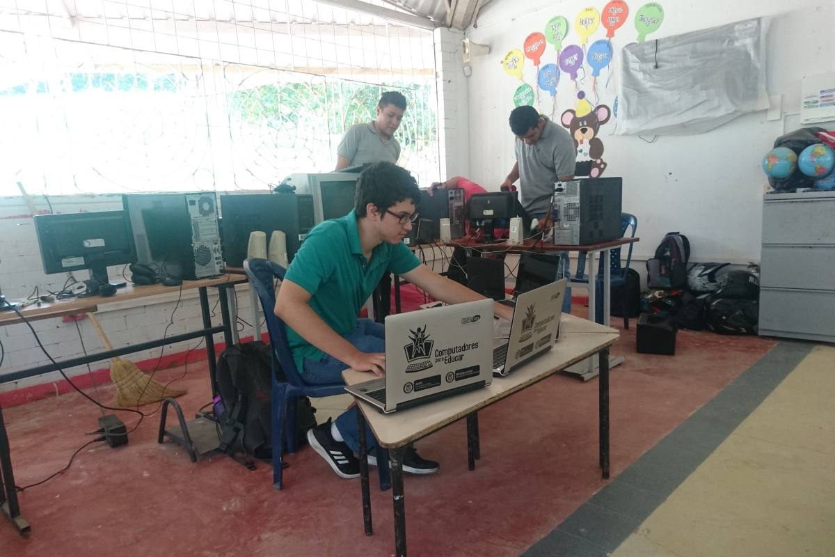 Manuel Patarroyo, durante su proyecto institucional, configurando la intranet de la Escuela rural El Callejón en Ricaurte.