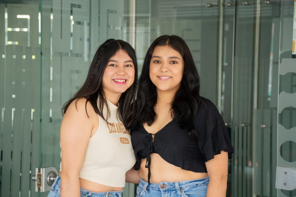 Una fotografía que muestra a las estudiantes de intercambio Amy Espino Mendoza y Karen L. Álvarez Gómez, de la Universidad Autónoma de Zacatecas. Están un salón de la Universidad Piloto de Colombia, Seccional del Alto Magdalena, en Girardot