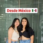 Una fotografía que muestra a las estudiantes de intercambio Amy Espino Mendoza y Karen L. Álvarez Gómez, de la Universidad Autónoma de Zacatecas. Están un salón de la Universidad Piloto de Colombia, Seccional del Alto Magdalena, en Girardot.