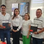 Una foto que muestra al equipo de la Universidad Piloto de Colombia junto al alcalde y el concejal de Mesitas del Colegio, Diego Andrés López Suárez y Andrés Fernández.