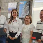 Una foto que muestra al equipo de la Universidad Piloto de Colombia junto al alcalde y el concejal de Mesitas del Colegio, Diego Andrés López Suárez y Andrés Fernández.