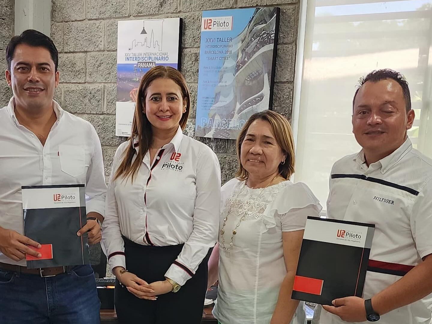 Una foto que muestra al equipo de la Universidad Piloto de Colombia junto al alcalde y el concejal de Mesitas del Colegio, Diego Andrés López Suárez y Andrés Fernández.