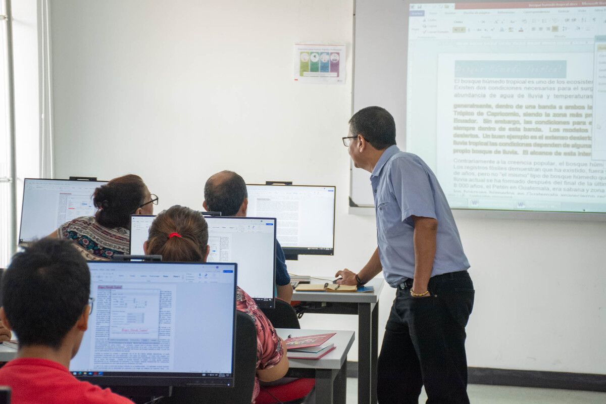 Miembros de las iglesias cristianas asistiendo a una de las sesiones de capacitación gratuita fruto de la Alianza creada por la Universidad Piloto de Colombia Seccional del Alto Magdalena y AdmeGyr.