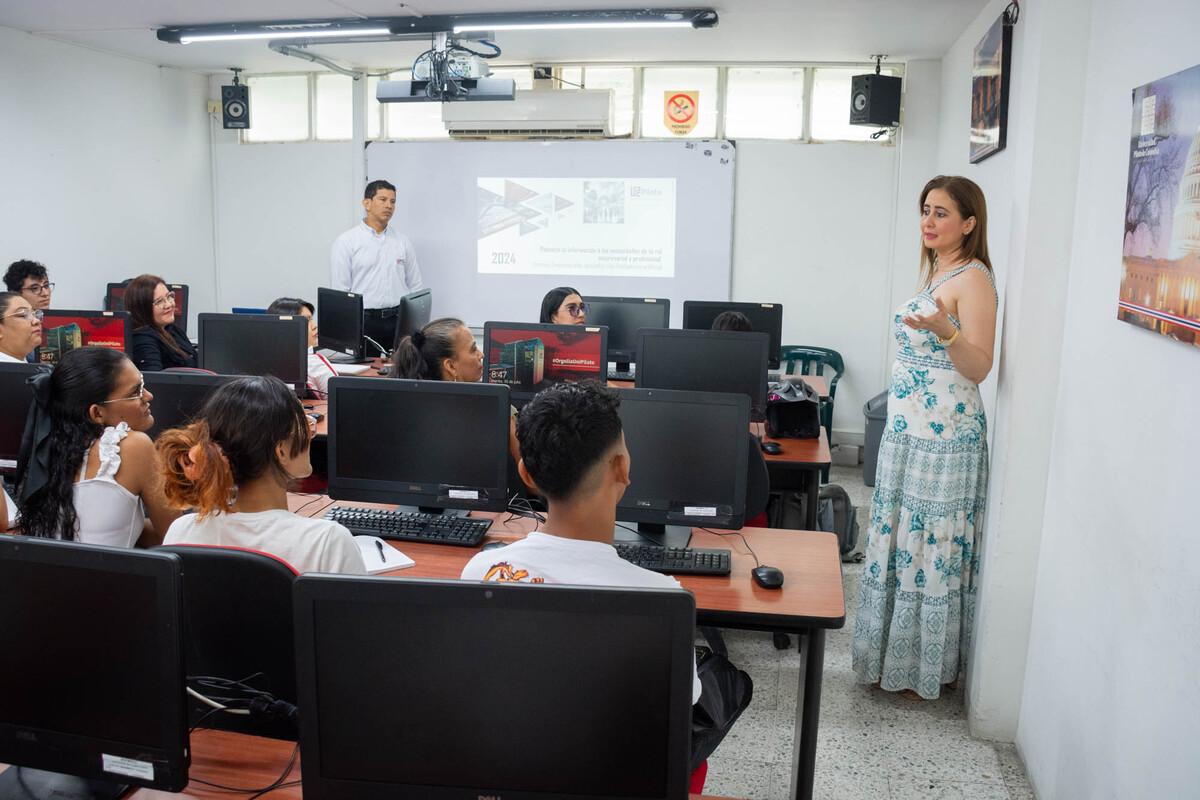 Miembros de las iglesias cristianas asistiendo a una de las sesiones de capacitación gratuita fruto de la Alianza creada por la Universidad Piloto de Colombia Seccional del Alto Magdalena y AdmeGyr.