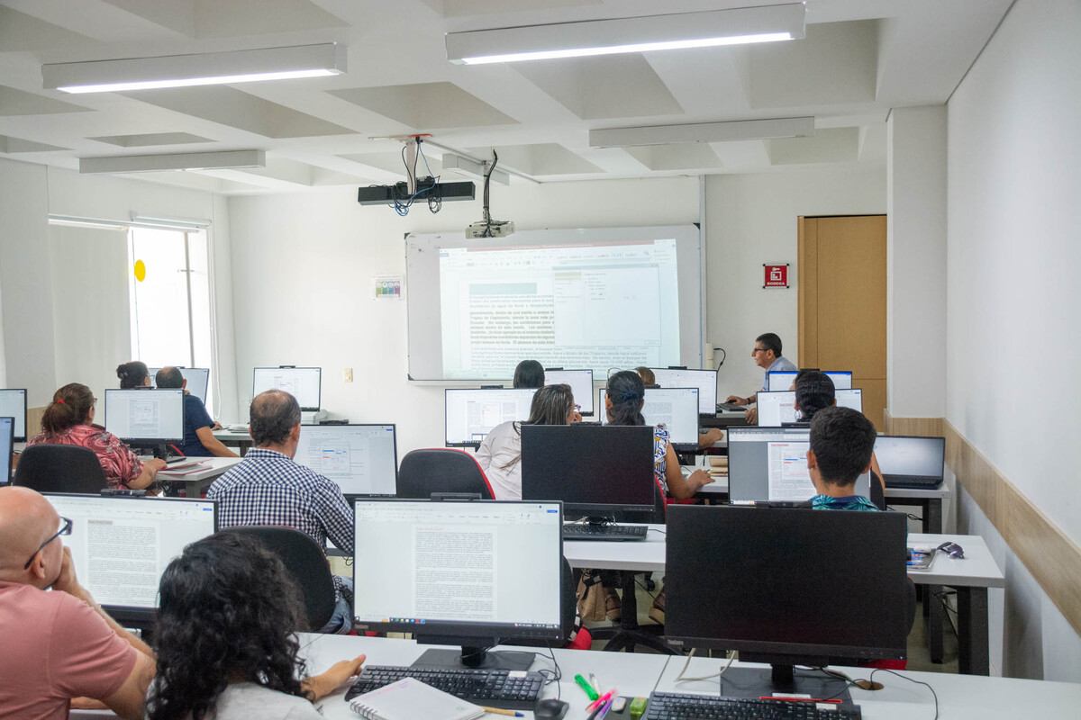 Miembros de las iglesias cristianas asistiendo a una de las sesiones de capacitación gratuita fruto de la Alianza creada por la Universidad Piloto de Colombia Seccional del Alto Magdalena y AdmeGyr.