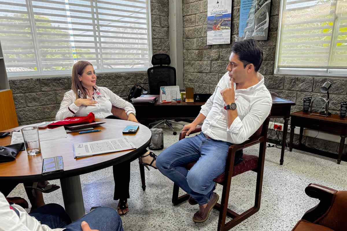 Una foto que muestra al equipo de la Universidad Piloto de Colombia en una mesa junto al alcalde y el concejal de Mesitas del Colegio, Diego Andrés López Suárez y Andrés Fernández. En la foto se observan unos documentos sobre la mesa y se percibe que todos conversan muy amenamente.