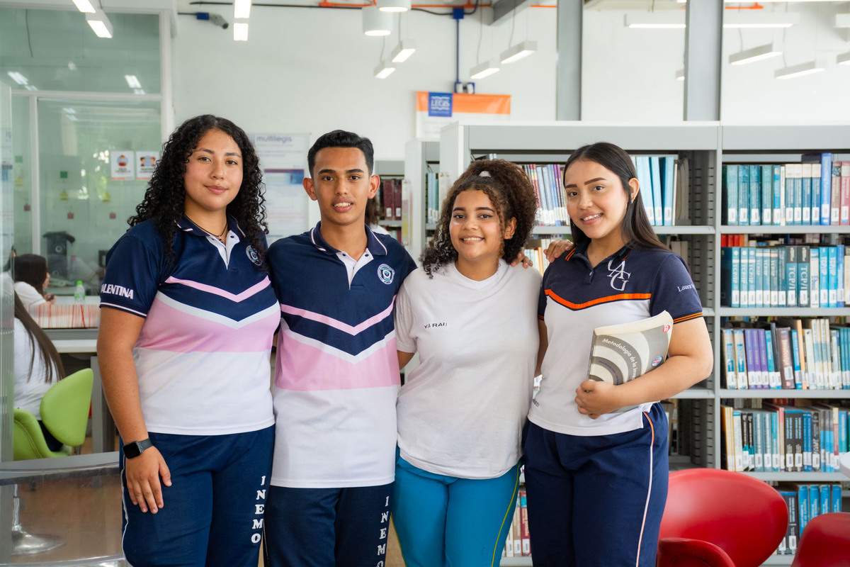 Una fotografía de un grupo de estudiantes, durante el evento ‘Retos de Ingeniería 2024’ llevado a cabo en la Universidad Piloto de Colombia, Seccional Alto Magdalena.