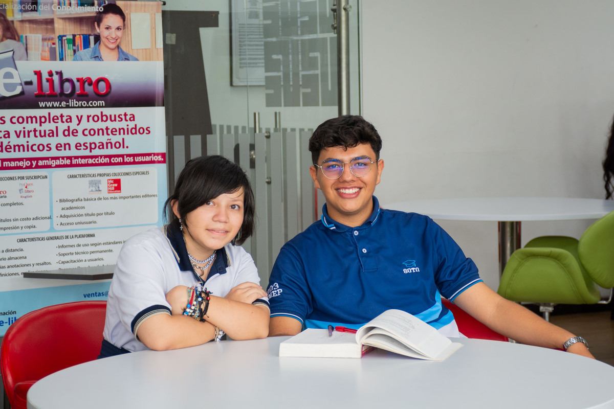 Una fotografía de una bina de estudiantes, durante el evento ‘Retos de Ingeniería 2024’ llevado a cabo en la Universidad Piloto de Colombia, Seccional Alto Magdalena.