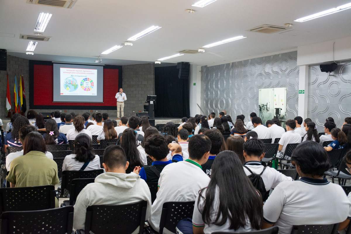 Una foto del auditorio principal lleno durante el evento ‘Retos de Ingeniería 2024’ llevado a cabo en la Universidad Piloto de Colombia, Seccional Alto Magdalena.