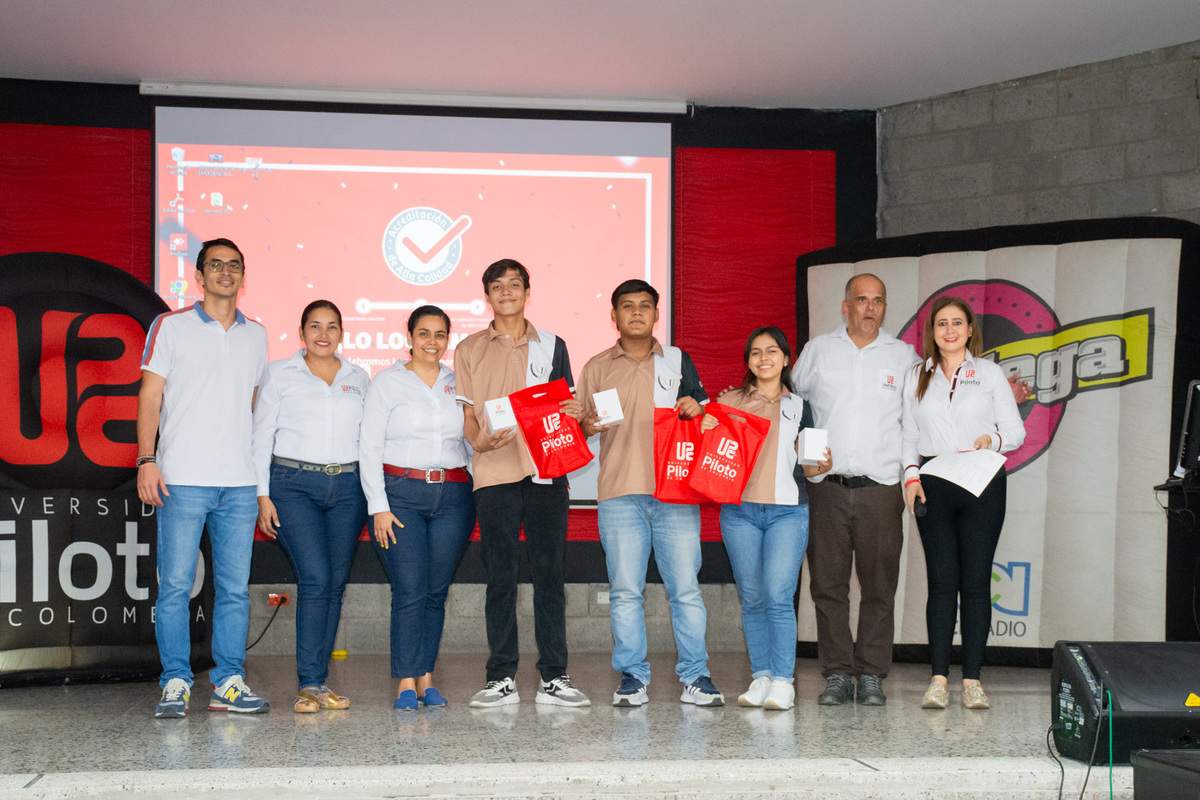 Una foto que muestra al equipo del Colegio Andrés Bello, ganadores del evento ‘Retos de Ingeniería 2024’ junto al equipo organizador. Llevado a cabo en la Universidad Piloto de Colombia, Seccional Alto Magdalena.